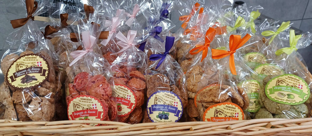 Assortiments de croquants de Savoie avec différents gouts : chocolat, framboise, myrtille ou encore pistache