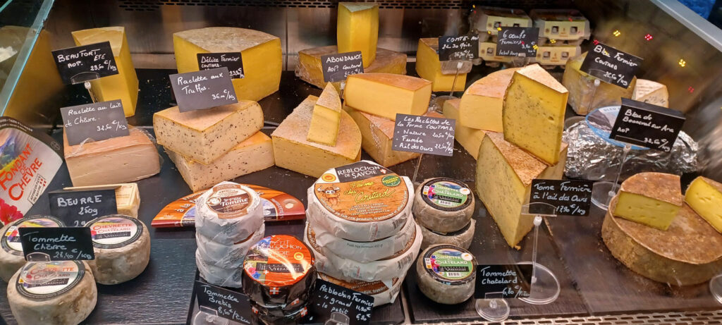 Vitrine de fromages avec du beaufort, de la raclette, de l'abondance, du reblochon et plein d'autres fromages fort bien gouteux.