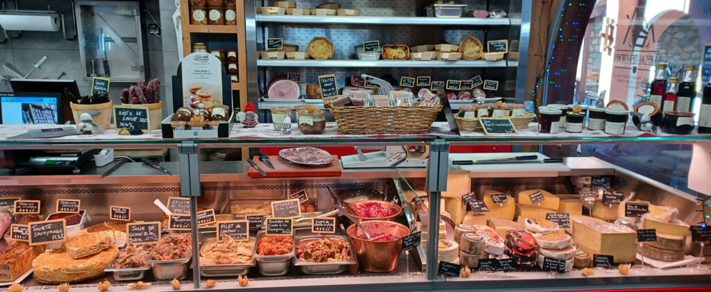 Vitrine à l'intérieur du magasin avec la partie traiteur, fromages et charcuteries